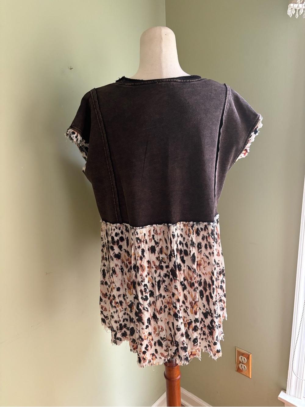 Oli & Hali High Low Top. Sleeveless Brown Top w/Leopard Print Panels. Size Small - Picture 4 of 15